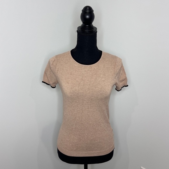 Elle Embossed Polka Dot Tan Short Sleeve Top (XS) - Picture 4 of 7